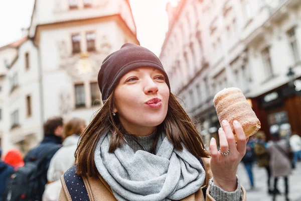 Mulher come Trdelnik no mercado de rua em Praga, República Checa — Fotografia de Stock