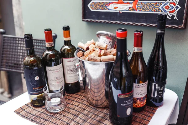 PRAGA, REPÚBLICA CHECA - 18 DE MARZO DE 2017: Bodegón con muchas botellas de vino y un cubo con tapones de vino usados — Foto de Stock