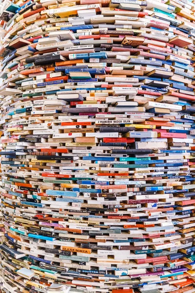 PRAGA, REPÚBLICA CHECA - 18 DE MARZO DE 2017: una torre del túnel del libro o instalación de pilares en la biblioteca pública de Praga como símbolo de la eterna Cognición — Foto de Stock