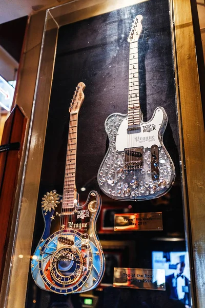 Praha, Česká republika - 18 března 2017: exponáty sbírky kytar slavných hudebníků v interiéru kavárny — Stock fotografie
