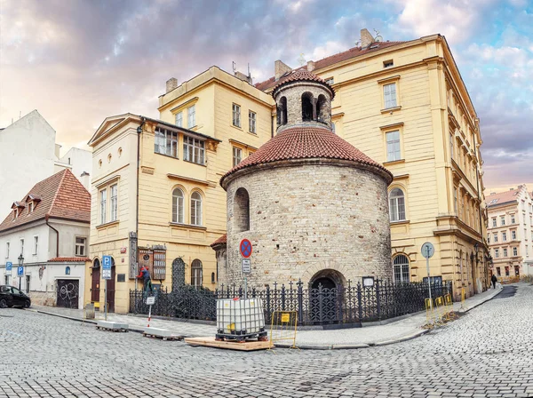 Prague, Çek Cumhuriyeti - 18 Mart, 2017: en eski Romanesk Rotunda Kilisesi Kutsal haçı Prag. — Stok fotoğraf
