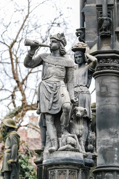 Скульптурные детали статуи императора Франца на берегу Праги — стоковое фото