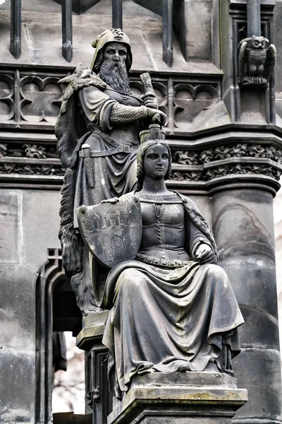 Skulptur Detaljer av kejsaren Franz Statue ligger på flodstranden i Prag — Stockfoto