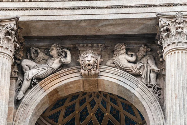 Detalj av skulpturala utsmyckningen av National Theater i Prag — Stockfoto