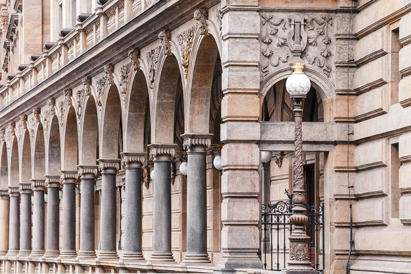 Ряд мраморных колонн с темными пробелами как классические архитектурные детали с ритмом Пражского национального театра — стоковое фото