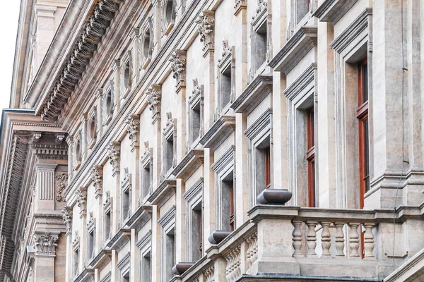 Fila de colunas de mármore com lacunas escuras como detalhes arquitetônicos clássicos com ritmo do Teatro Nacional de Praga — Fotografia de Stock