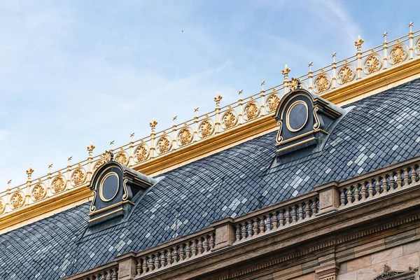 Detalhe da arquitetura close-up no telhado do Teatro Nacional em Praga — Fotografia de Stock