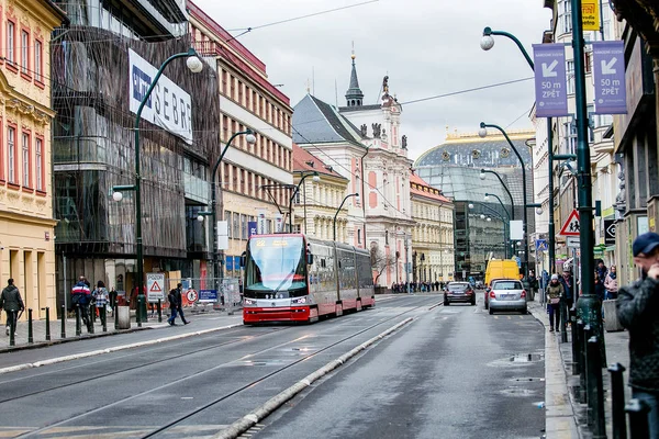 Κόκκινο τραμ στο παλιό δρόμο στο ιστορικό κέντρο ως σύμβολο της Πράγας και της Τσεχίας — Φωτογραφία Αρχείου