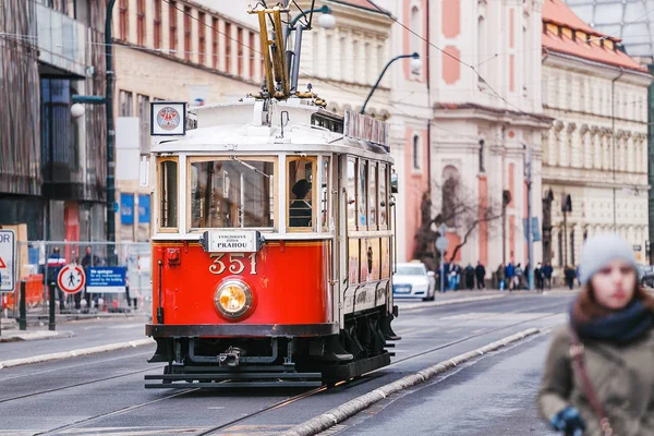 PRAGUE, RÉPUBLIQUE TCHÈQUE - 18 MARS 2017 : Tram rouge dans la vieille rue du centre historique, symbole de Prague et de la République tchèque — Photo