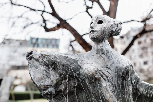 Prag, Tjeckien - 18 mars 2017: skulptur Flying Ghost eller skugga i den franciskanska trädgård i Prag — Stockfoto