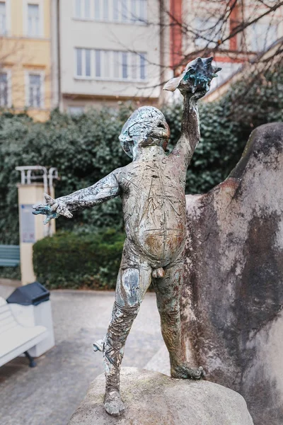 PRAGUE, CZECH REPUBLIC - 18 MARCH, 2017: Sculpture of boy with sea shell in the Franciscan Garden in Prague — Stock Photo, Image