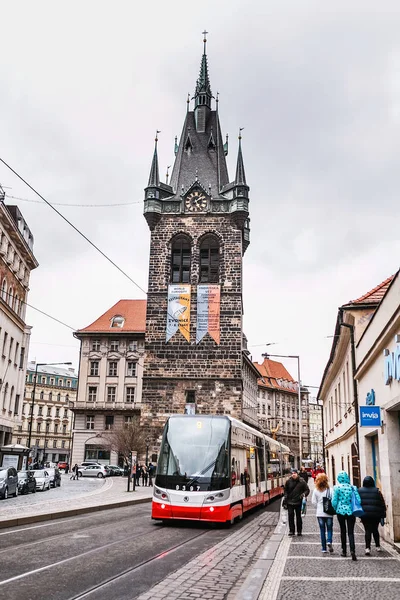 PRAGUE, REPÚBLICA CHECA - 18 DE MARÇO DE 2017: O campanário da igreja Sacro Imperador Romano-Germânico São Henrique II e São Cunigundo — Fotografia de Stock