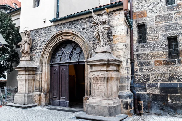 Католическая часовня Св. Генриха и Св. Кунхуты находится в Новом городе Праги . — стоковое фото