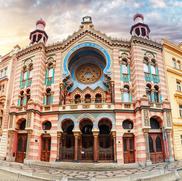 Gün batımında Kudüs sinagog renkli cephe panorama Prag, Çek Cumhuriyeti
