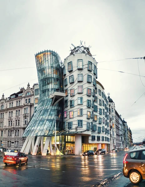 PRAGUE, CZECH REPUBLIC - 18 MARCH, 2017: The famous architectural structure of the Dancing House in the style of contemporary art — Stock Photo, Image