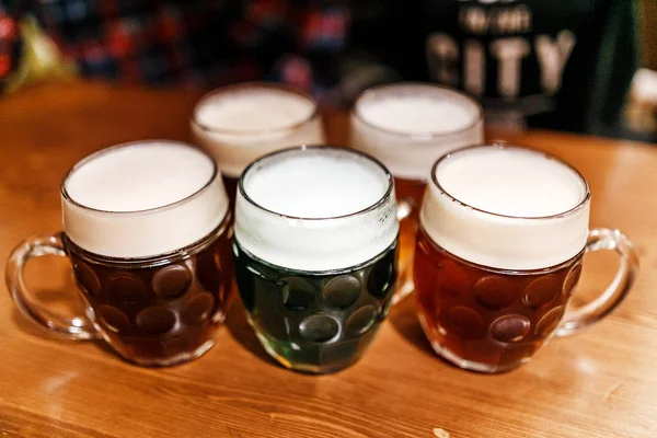 Çek bira Prag pub masada beş otantik hazırlanmış kupaları. Bira - ışık, karanlık ve bitkisel farklı türleri — Stok fotoğraf