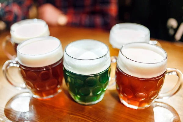 Cinco auténticas tazas de cerveza checa en el pub de Praga sobre la mesa. Los tipos diferentes de la cerveza - claro, oscuro y herbario —  Fotos de Stock