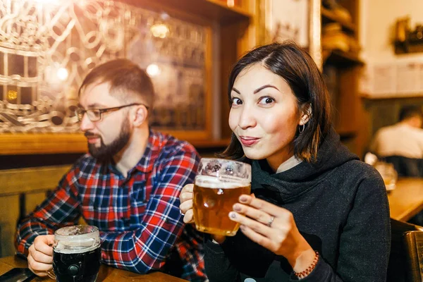 Женщина и ее друзья пробуют свежеприготовленное чешское пиво в таверне в Праге — стоковое фото