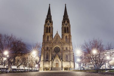 Gotik Kilisesi, Saint Ludmila gece Prag, Çek Cumhuriyeti.