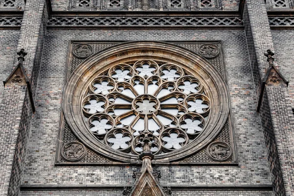 Vidrieras Circular redonda ventana en la iglesia católica gótica en Europa. Religión y concepto emblemático —  Fotos de Stock