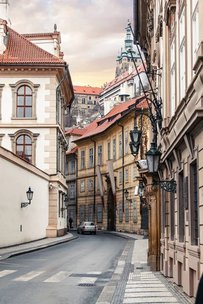Mañana en la ciudad vieja calle estrecha sin personas y coches en Praga . — Foto de Stock