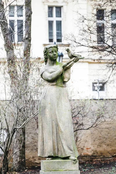 Vecchia statua donna antica nel giardino di Praga — Foto Stock