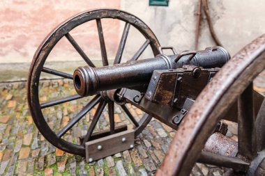 bir kalenin bahçesinde ortaçağ savaş topu