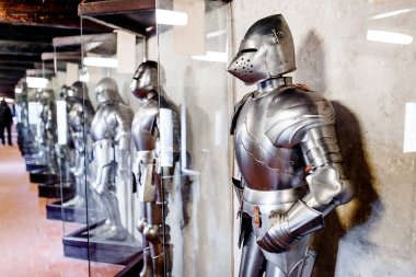 ortaçağ zırh, metal kask ve göğüs