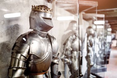 ortaçağ zırh, metal kask ve göğüs