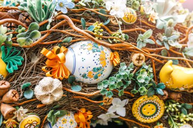 Dekore edilmiş Paskalya yumurtaları bir çelenk üzerinde