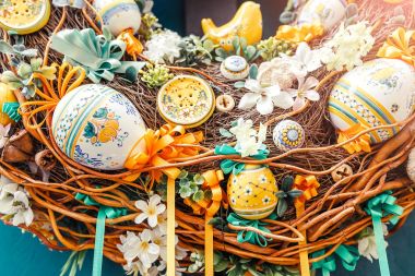 Dekore edilmiş Paskalya yumurtaları bir çelenk üzerinde