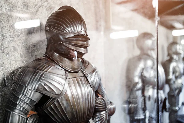 ortaçağ zırh, metal kask ve göğüs