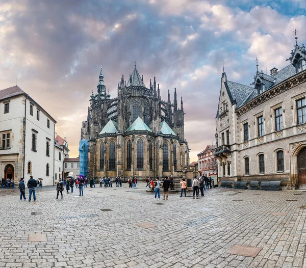 Praga, Republika Czeska - 18 marca 2017: ludzie chodzą wokół Saint Vitus Cathedral w Zamku Praskiego — Zdjęcie stockowe