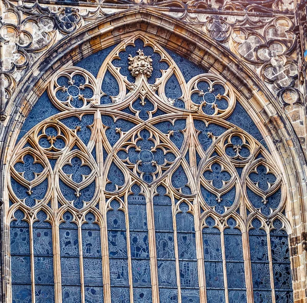 Primer plano Vista detallada de la decoración de la catedral gótica de San Vito en Praga, República Checa . —  Fotos de Stock