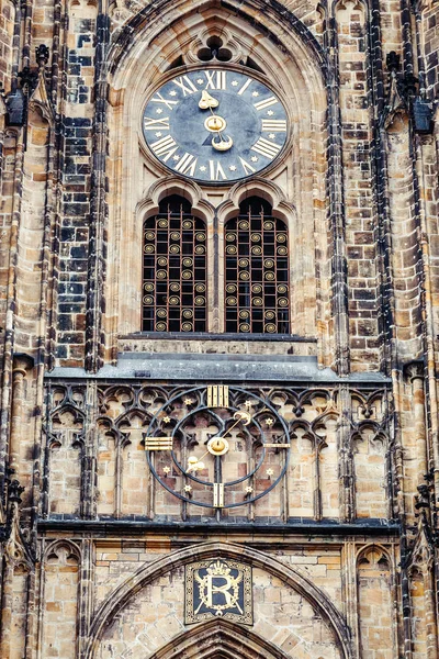 Närbild detaljvy av dekoration av den gotiska St Vitus Cathedral i Prag, Tjeckien. — Stockfoto