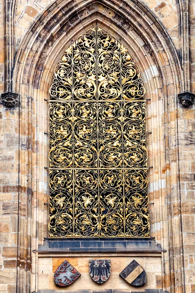 Gros plan Vue détaillée de la décoration de la cathédrale gothique Saint-Vitus à Prague, République tchèque . — Photo