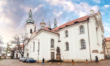 Prague, Çek Cumhuriyeti, 19 Mart 2017: Strahov Manastırı panorama Prag eski şehir içinde