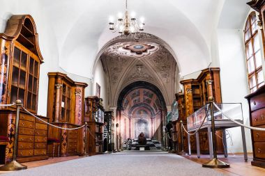 Prague, Çek Cumhuriyeti, 19 Mart 2017: ünlü Prag strahov Manastırı kitaplığında iç görünüm.