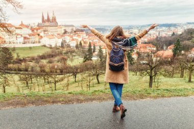 Kadın turist bir sırt çantası ile paltolu Şehir Parkı Prag içinde dikiz seyahat
