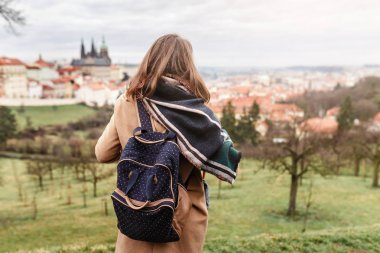 Kadın turist bir sırt çantası ile paltolu Şehir Parkı Prag içinde dikiz seyahat