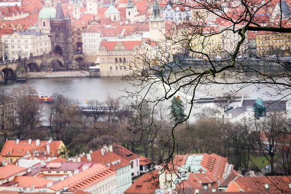 Telefoto vista aérea desde Petrin Hill a los tejados rojos de la ciudad vieja de Praga — Foto de Stock