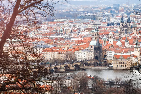 Téléobjectif Vue aérienne de Petrin Hill aux toits rouges de la vieille ville de Prague — Photo