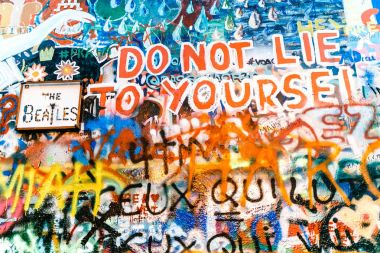 Prague, Çek Cumhuriyeti, 19 Mart 2017: Prag ünlü dönüm noktası graffiti duvar John Lennon sürekli sanat çizimleri ile değişiyor