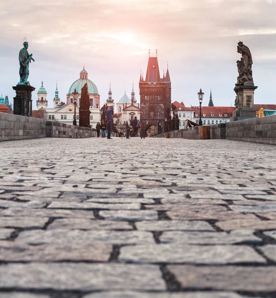 Prag, Tjeckien, 19 mars 2017: vacker morgon på tom Charles bridge tower, vidvinkel panorama — Stockfoto