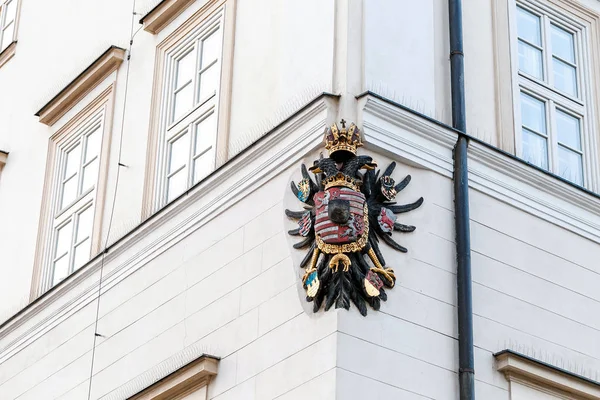 Уголок дома с гербом, изображающим орла в Праге — стоковое фото
