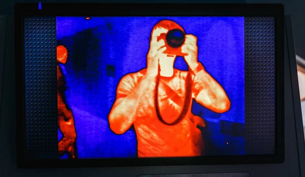 Câmera térmica instalada no zoológico demonstra como a cobra nos vê — Fotografia de Stock