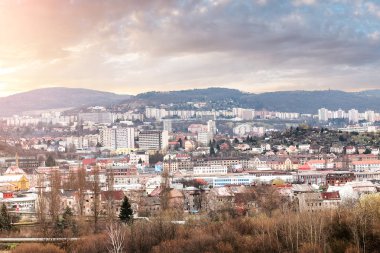Avrupa kasaba tepelerde hava kadar yakınlaştırma görünümü