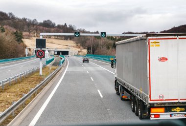 Çek Cumhuriyeti, E-442 yolu, 21 Şubat 2017: Hız sınırı, taşıma kavramı ile tünel yol trafik ve kargo kamyon yaklaşıyor