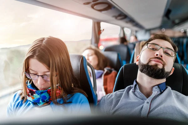 Группа друзей молодых людей путешествует на автобусе, салон интерьера вид изнутри — стоковое фото