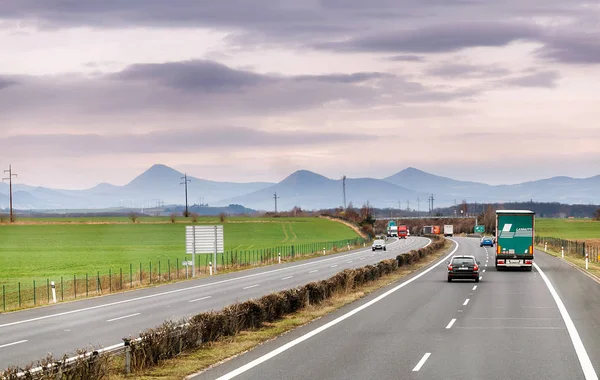 Τσεχία, E-442 εθνική οδό, 21 Μαρτίου 2017: Όμορφο τοπίο με τα φορτηγά και άλλα αυτοκίνητα στην εθνική οδό στο βουνό, έννοια κυκλοφορίας — Φωτογραφία Αρχείου